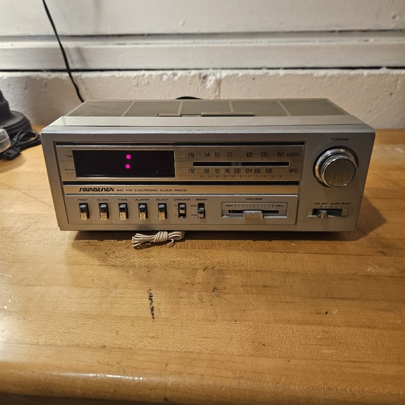 SoundDesign Model #3675-A Clock Radio AM/FM Silver Soundesign Tested&Works - Picture 2 of 7